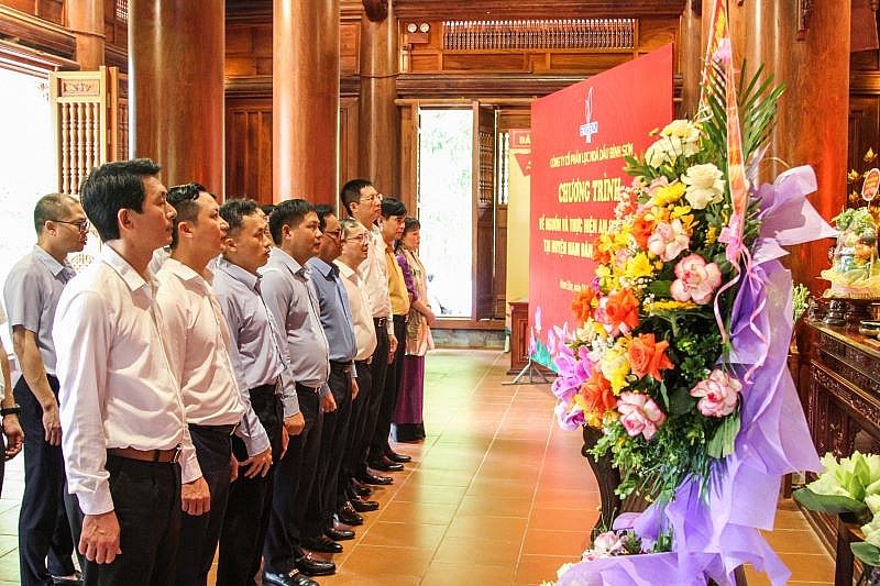 Ban lãnh đạo BSR dâng hương Chủ tịch Hồ Chí Minh