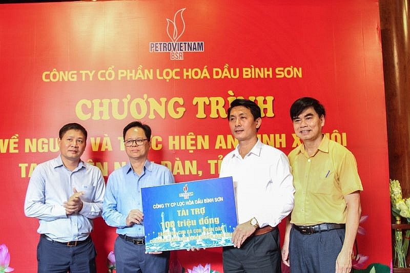 Ban lãnh đạo BSR trao biển tượng trưng số tiền 100 triệu cho đại diện Ủy ban MTTQ huyện Nam Đàn