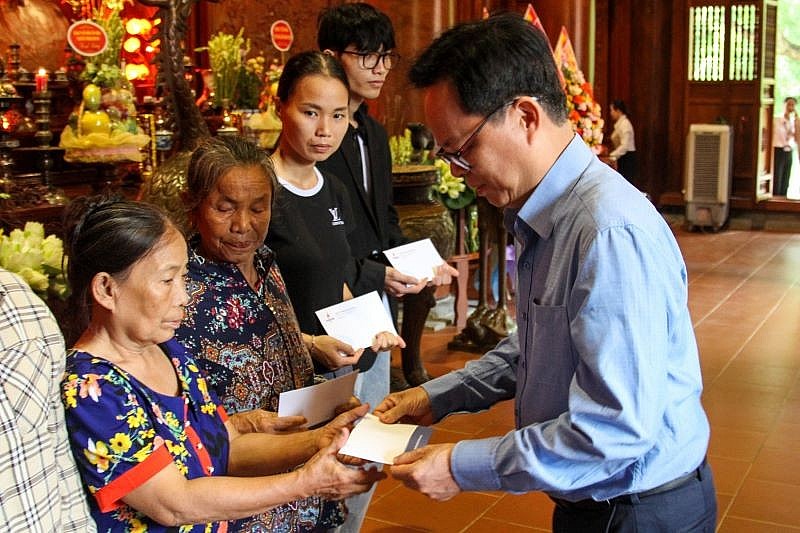 Ông Nguyễn Văn Hội – Bí thư Đảng ủy, Chủ tịch HĐQT BSR trao tặng các phần quà cho bà con có hoàn cảnh khó khăn