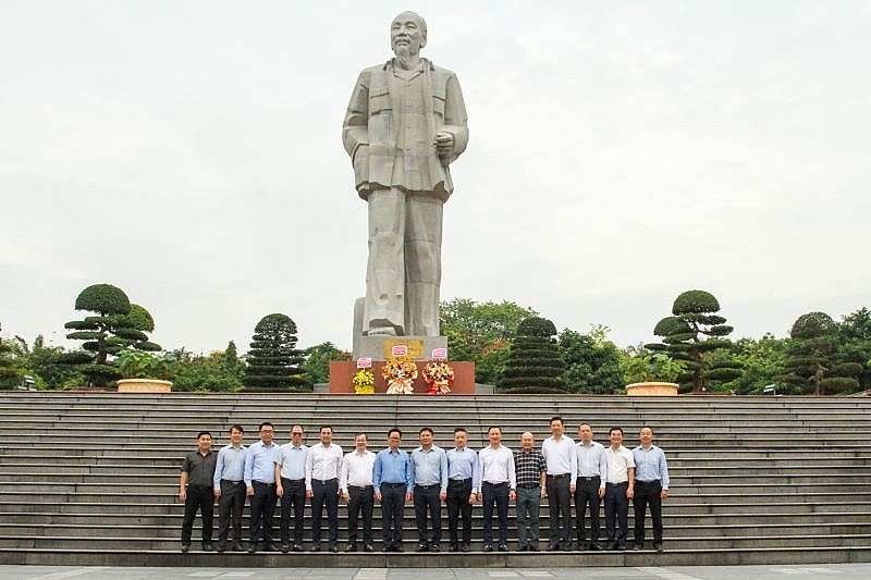 Ban lãnh đạo BSR thăm và chụp hình lưu niệm tại quảng trường Hồ Chí Minh