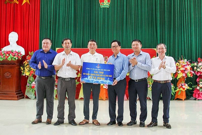 Ban lãnh đạo BSR trao biển tượng trưng số tiền 5 tỷ đồng tài trợ xây dựng trường mầm non cho đại diện UBND xã Tiến Thuỷ, huyện Quỳnh Lưu
