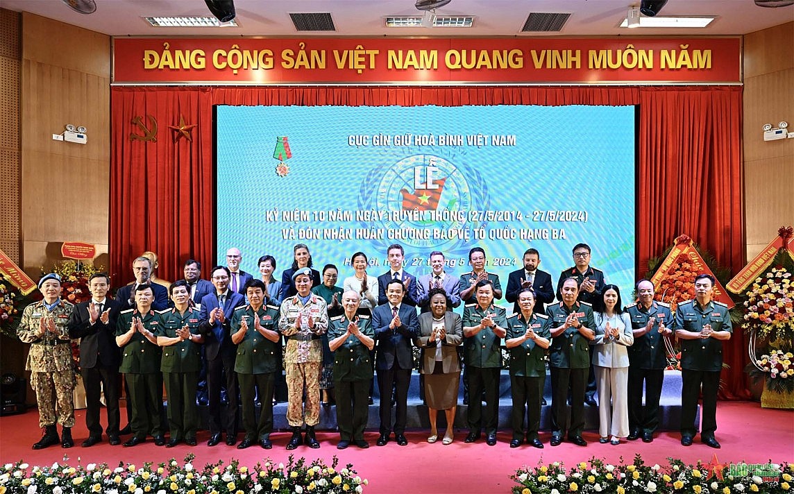 Phó Thủ tướng Trần Lưu Quang dự Lễ kỷ niệm 10 năm Ngày truyền thống Cục Gìn giữ hoà bình Việt Nam