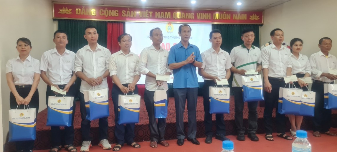 Công đoàn Công Thương Việt Nam tặng quà người lao động Công ty cổ phần Bia Hà Nội – Nghệ An