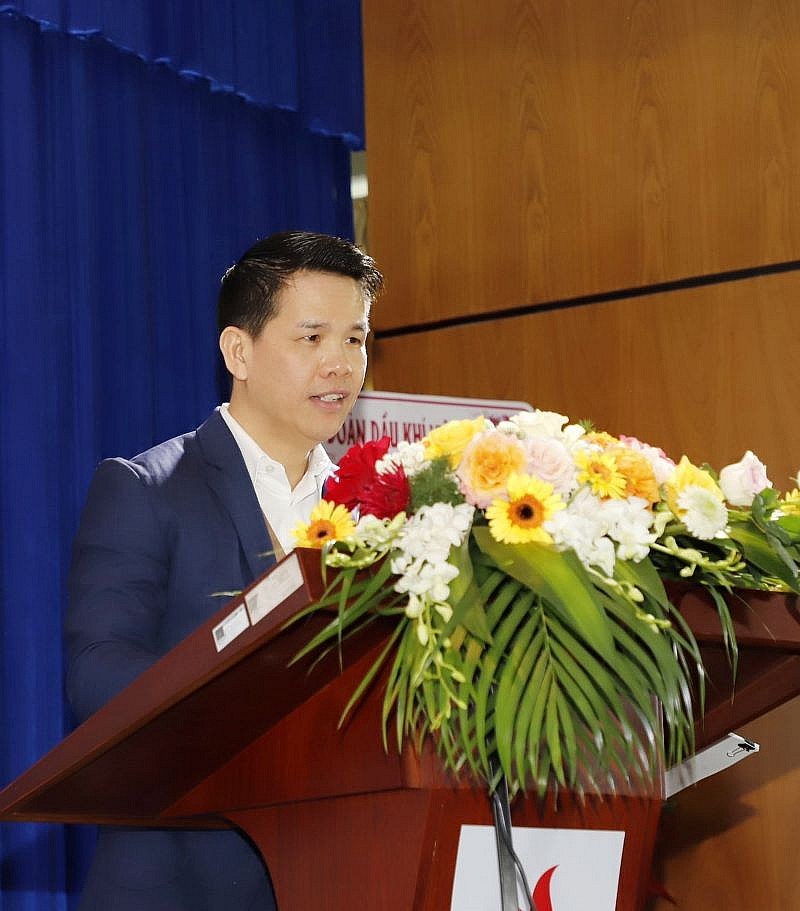 iến sĩ Phạm Văn Phong, Tổng Giám đốc PV GAS trình bày tham luận 