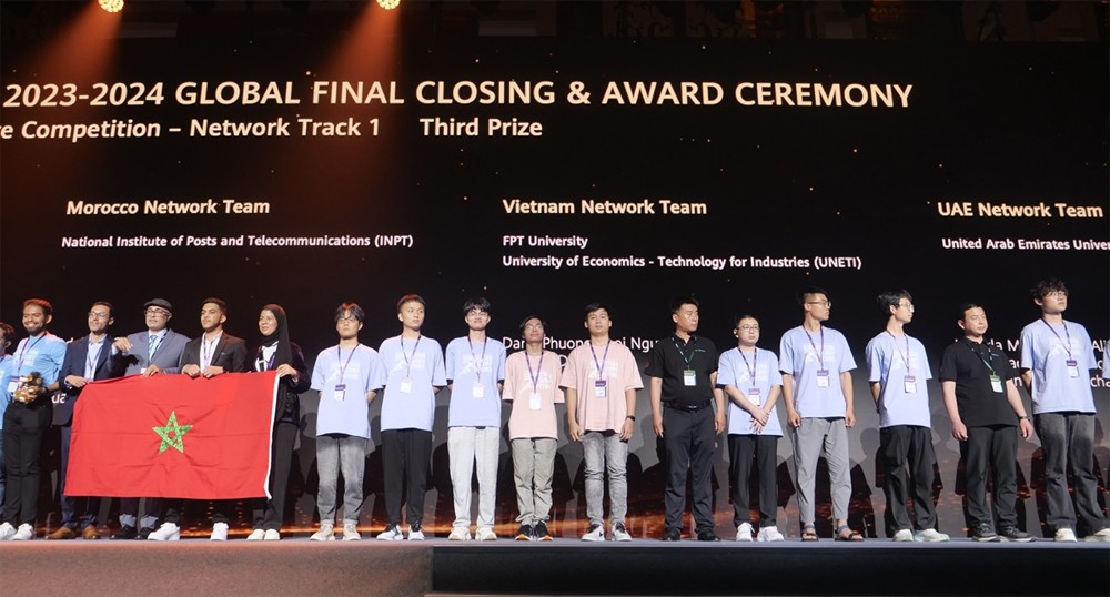  Đội Việt Nam (thứ 9 và 10 từ trái sang) nhận giải Ba toàn cầu ở nội dung Network Track tại cuộc thi Huawei ICT Competition 2023 - 2024