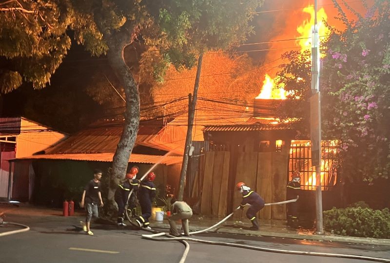Đồng Tháp: Huy động gần 200 người dập tắt đám cháy xưởng gỗ ở TP. Cao Lãnh trong đêm