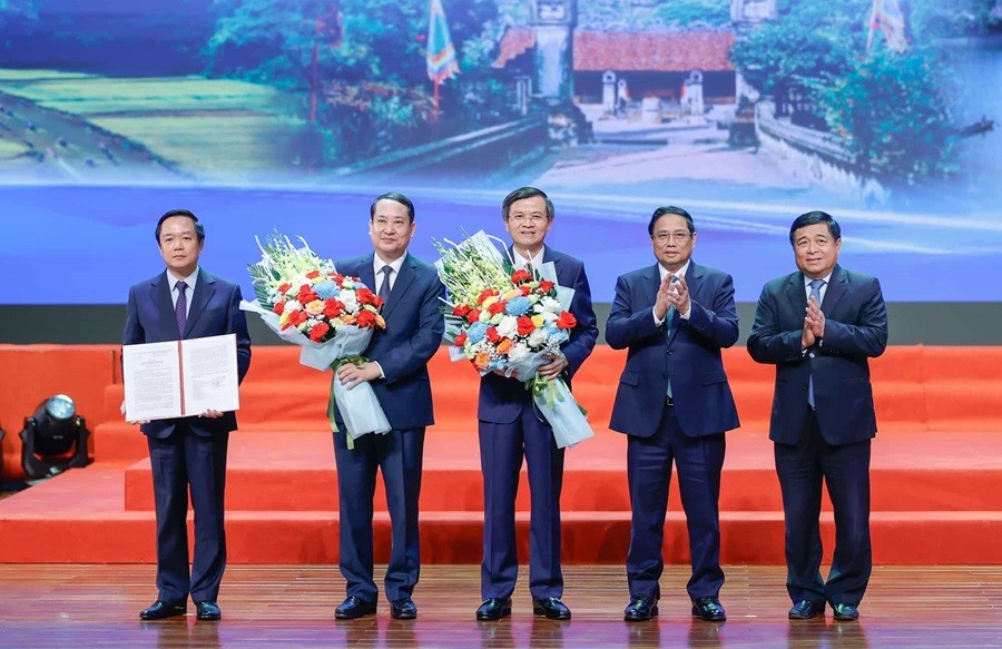 Thủ tướng Chính phủ Phạm Minh Chính trao quyết định phê duyệt quy hoạch tỉnh Ninh Bình