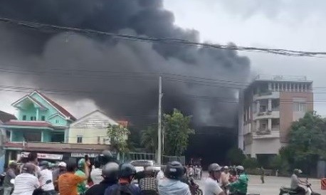 Bình Dương: Cháy lớn tại xưởng sản xuất quạt đang bị đình chỉ ở Dĩ An