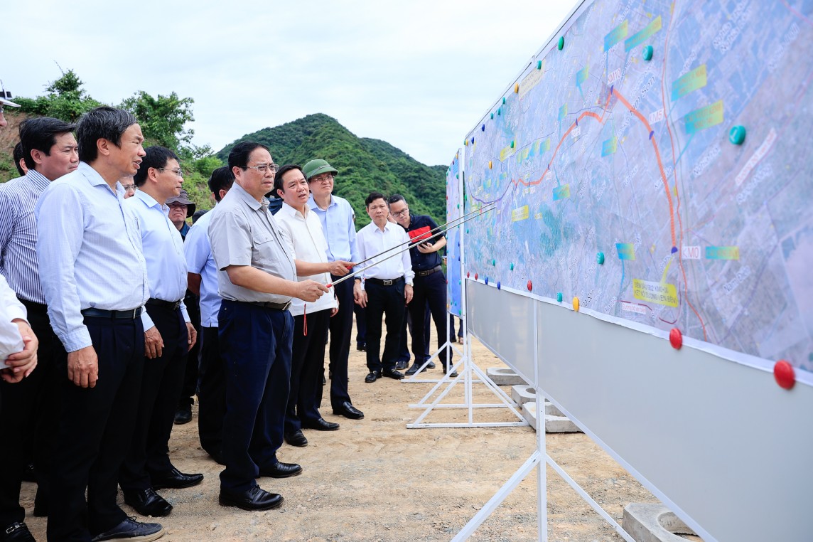 Thủ tướng Chính phủ kiểm tra thi công tuyến đường Đông - Tây tỉnh Ninh Bình