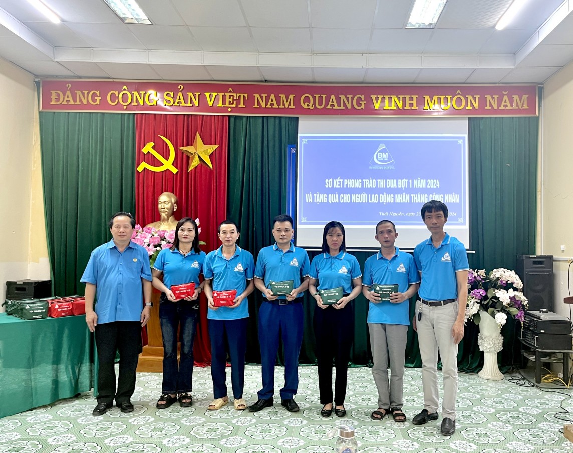 Công đoàn Công Thương Việt Nam thăm, tặng quà người lao động Công ty cổ phần kim khí Bắc Thái
