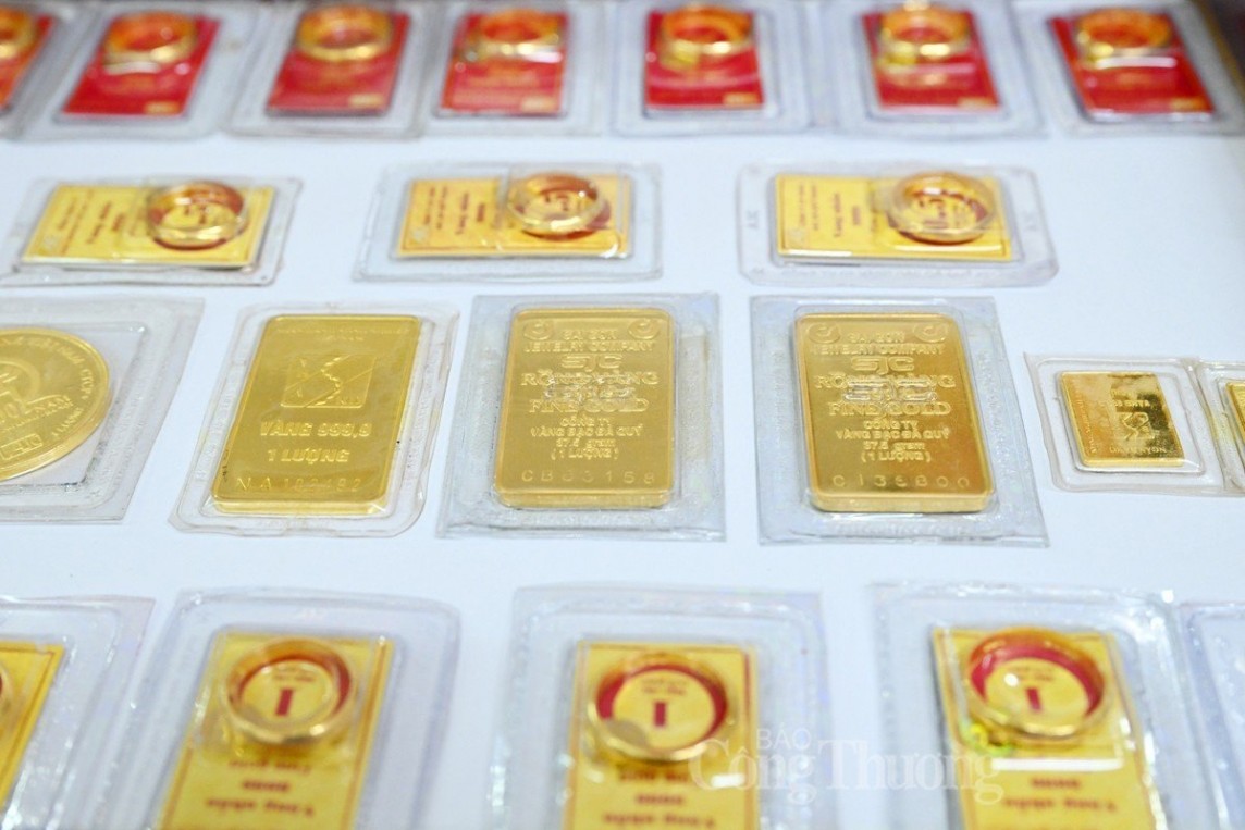 Giá vàng SJC cách đỉnh lịch sử khoảng 1,5 triệu đồng/lượng, SJC không thay đổi giá vàng nhẫn 9999