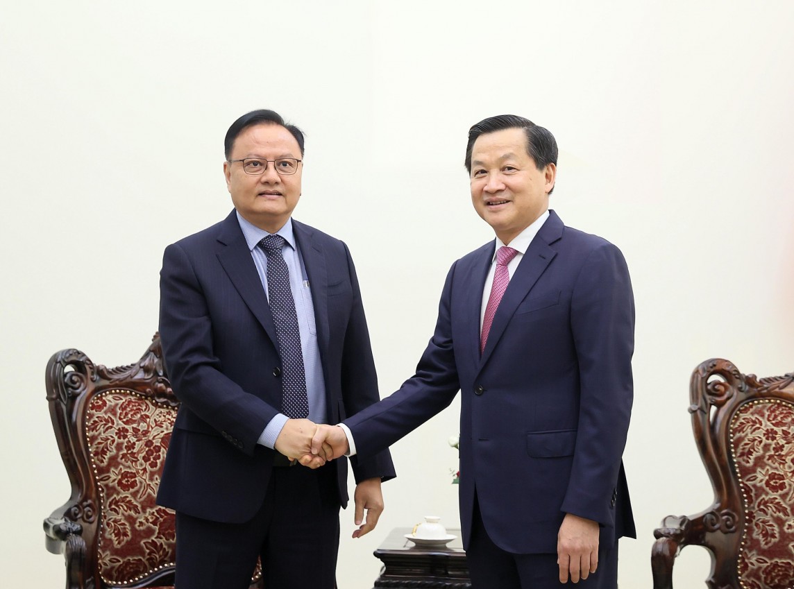 Việt Nam ưu tiên hàng đầu cho việc củng cố và tăng cường mối quan hệ hữu nghị vĩ đại với Lào
