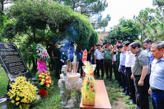 Thủ tướng Phạm Minh Chính dâng hương, viếng Đại tướng Võ Nguyên Giáp và các anh hùng, liệt sĩ