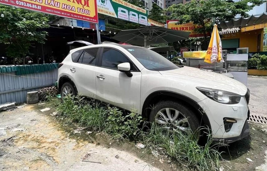 Hà Nội: Xôn xao ô tô Mazda bỏ quên ở quán bia từ dịch Covid đến nay chủ không đến lấy