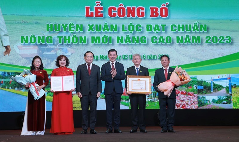 Đồng Nai: Phó Thủ tướng Trần Lưu Quang trao danh hiệu nông thôn mới nâng cao cho huyện Xuân Lộc