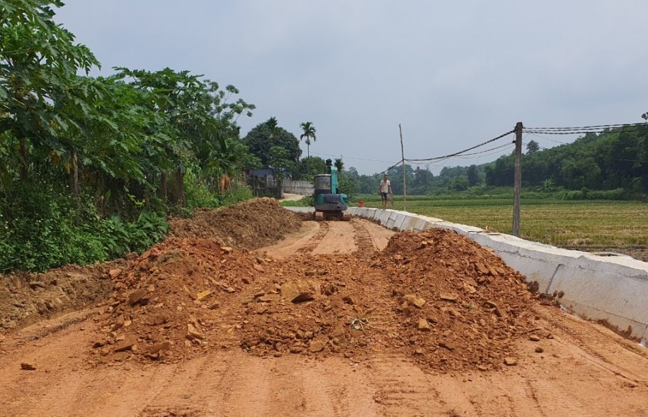 Hoà Bình: Đường bê tông thi công dang dở, dân chịu nhiều ảnh hưởng