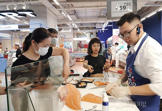 Hàng nghìn tấn cá hồi, cua nâu Na Uy được tiêu thụ tại thị trường Việt Nam