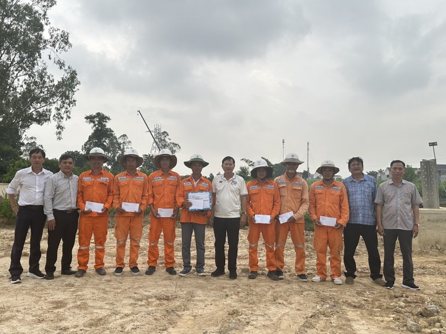 Lãnh đạo PC Lâm Đồng thăm, động viên đội xung kích thi công đường dây 500kV mạch 3 qua tỉnh Thanh Hóa