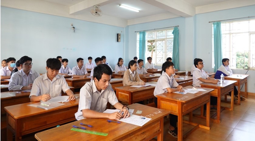Hơn 156.400 thí sinh của 6 tỉnh hoàn thành môn thi đầu tiên kỳ thi vào lớp 10