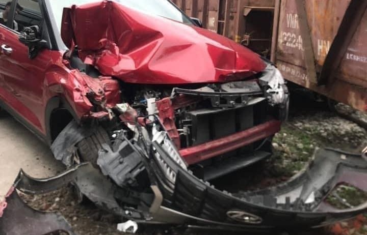 Cận cảnh xe Hyundai Creta bị tàu hỏa đâm nát đầu ở Hà Nội