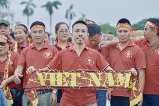 Cổ động viên tiếp lửa cho trận Việt Nam – Philippine trên sân Mỹ Đình