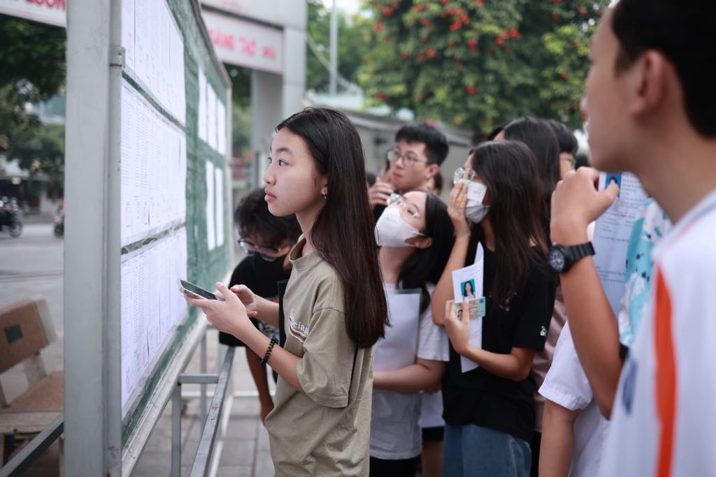 Gần 106.000 thí sinh thi vào lớp 10 Hà Nội lưu ý những vật dụng bị cấm mang vào phòng thi