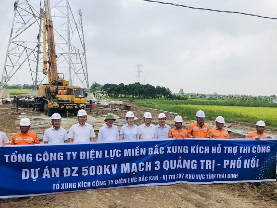 Lãnh đạo EVNNPC động viên lực lượng thi công đường dây 500kV mạch 3