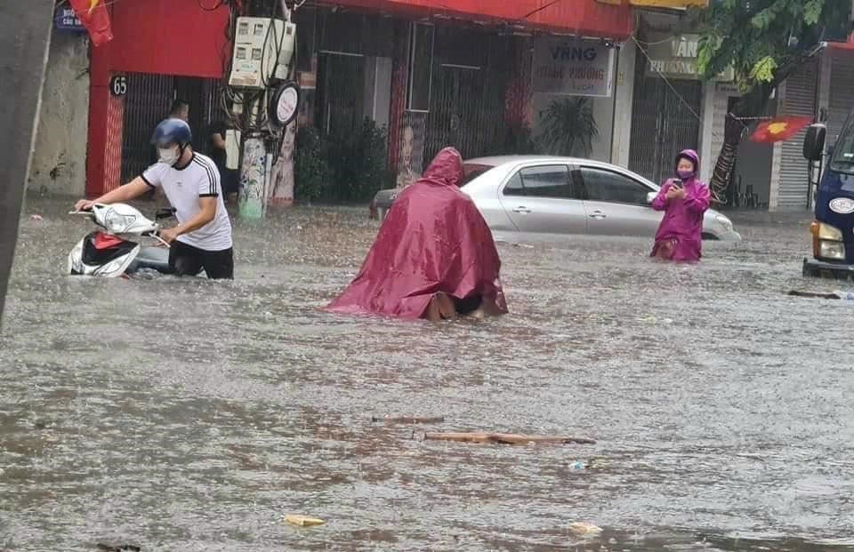 Đường phố Hải Phòng chìm trong biển nước sau trận mưa lớn kéo dài