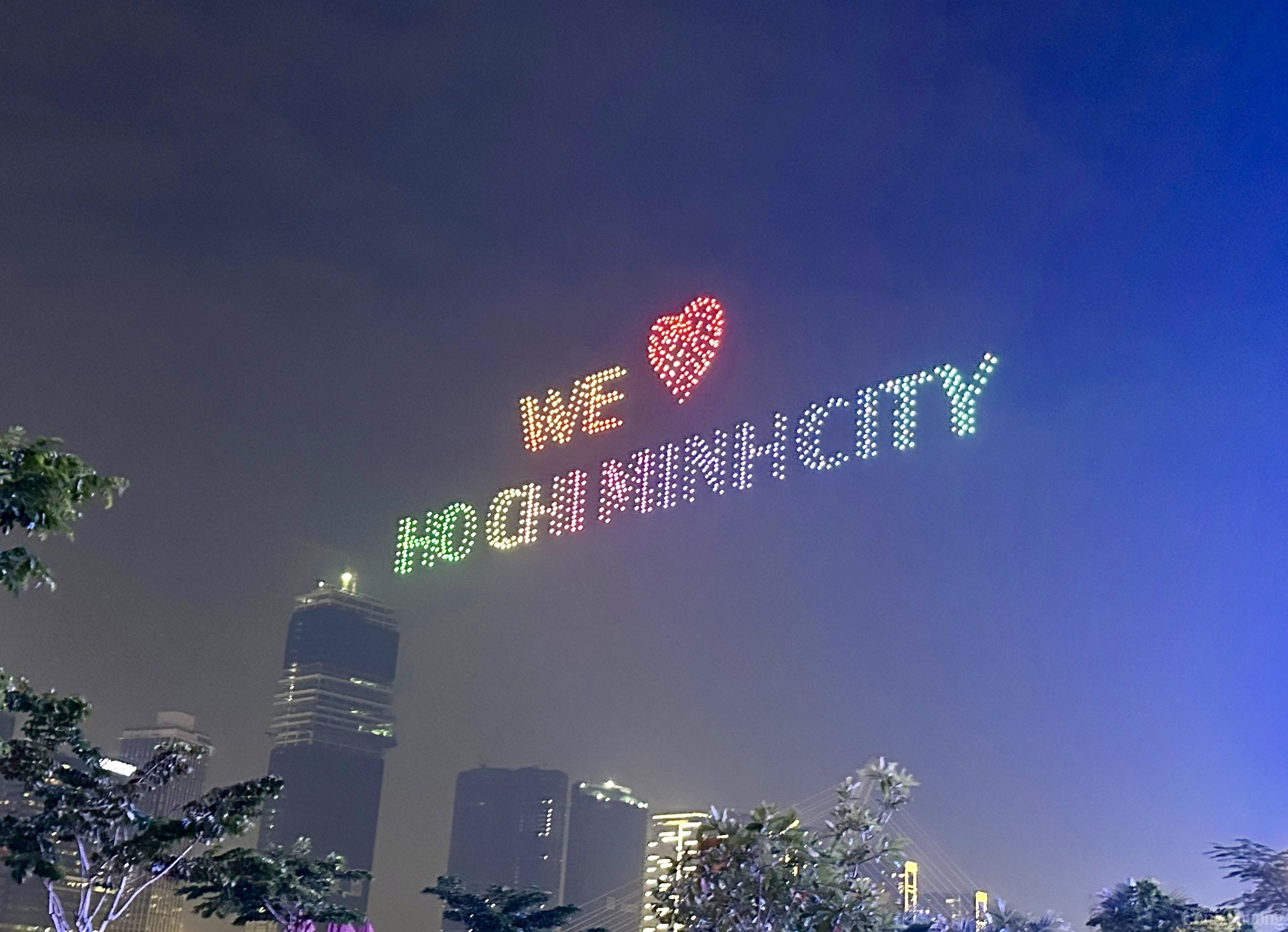 TP. Hồ Chí Minh: Mãn nhãn với màn trình diễn ánh sáng lớn nhất từ trước đến nay