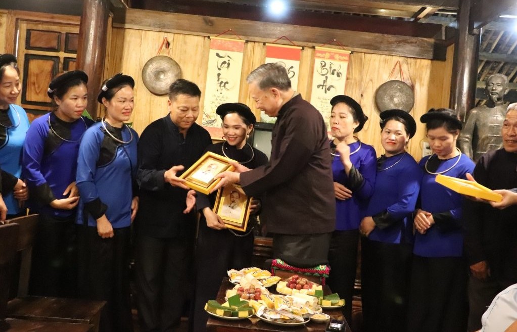 Chủ tịch nước Tô Lâm thăm và tặng quà người dân xóm Pác Bó, Cao Bằng