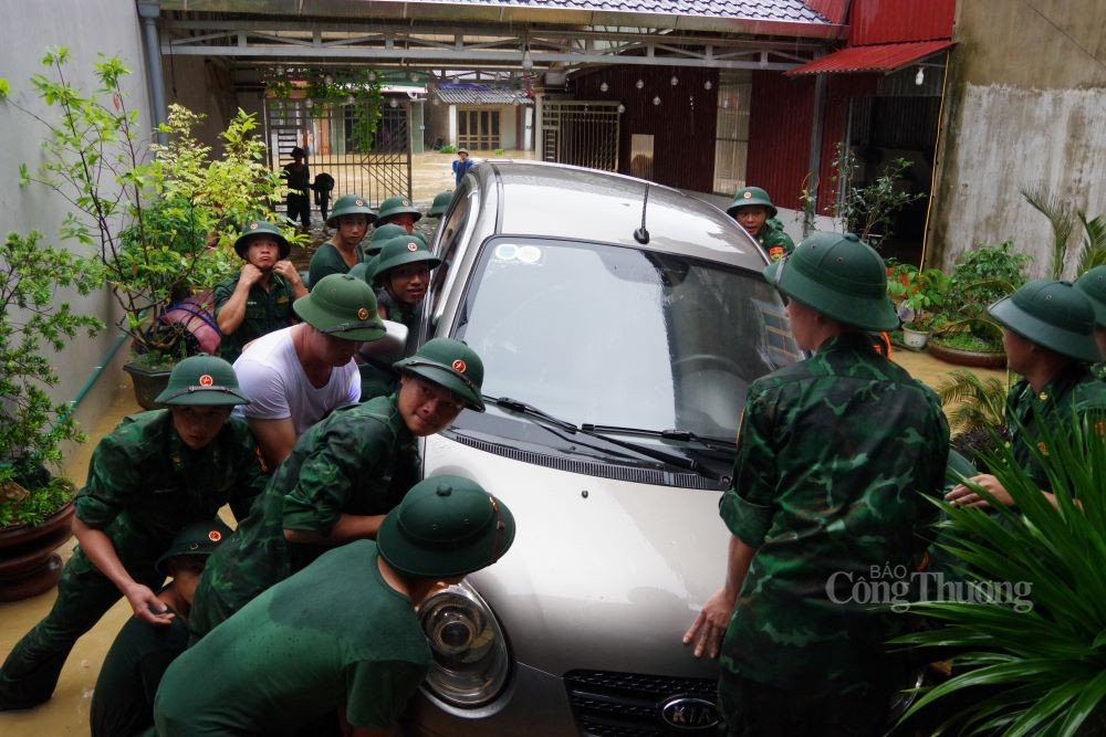 Bộ đội Biên phòng Hà Giang huy động hơn 100 cán bộ, chiến sĩ giúp dân khắc phục hậu quả mưa lũ