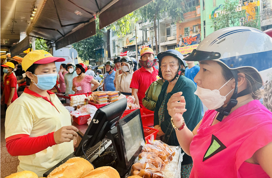 TP. Hồ Chí Minh: Người dân xếp hàng mua bánh ú, vịt quay ngày Tết Đoan Ngọ