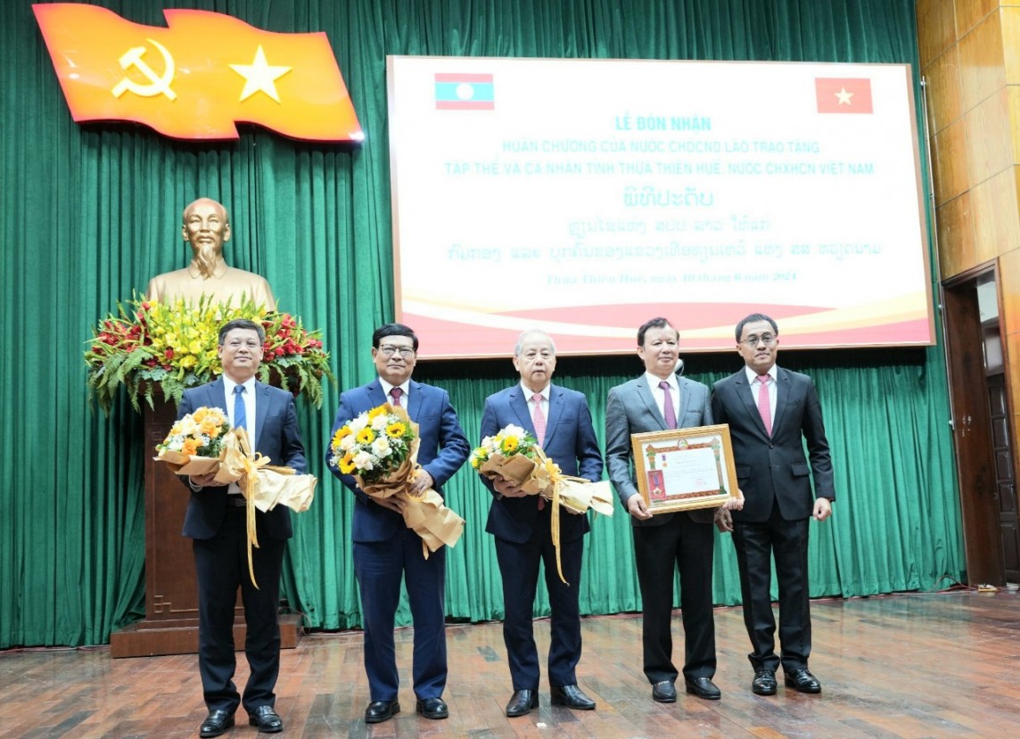 Chủ tịch Lào tặng Huân chương Lao động hạng I cho tỉnh Thừa Thiên Huế