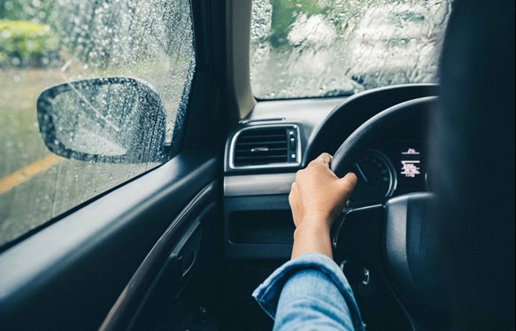 Xoá bỏ nỗi lo khi lái xe ô tô giữa trời mưa kèm sấm sét