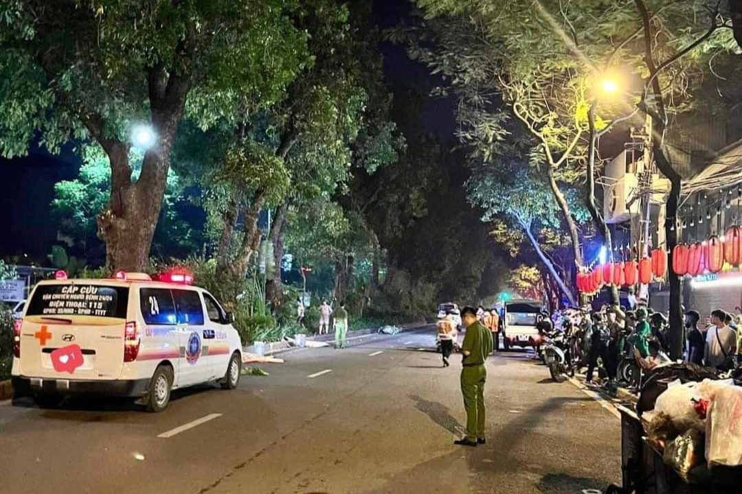 Hà Nội: Va chạm trong đêm trên đường Láng, 3 thanh niên tử vong