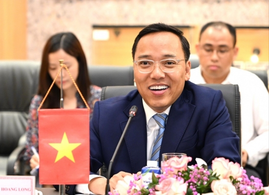 Thứ trưởng Nguyễn Hoàng Long làm việc với Đại sứ Singapore tại Việt Nam