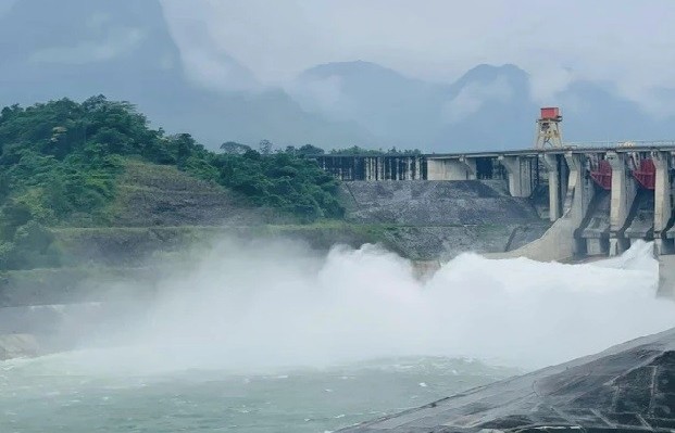 Hồ thủy điện Tuyên Quang tiếp tục mở cửa xả đáy