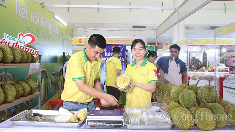 Sầu riêng hút khách tại Phiên chợ nông sản, đặc sản vùng miền