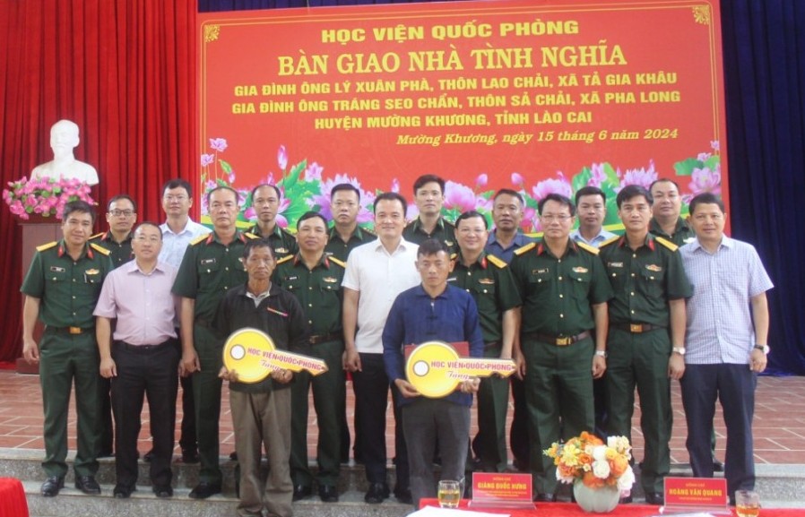 Học viện Quốc phòng bàn giao 2 nhà tình nghĩa tại Lào Cai