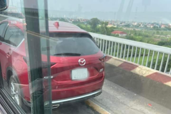 Hà Nội: Ô tô bỏ lại trên cầu Thăng Long, người tử vong dưới chân cầu