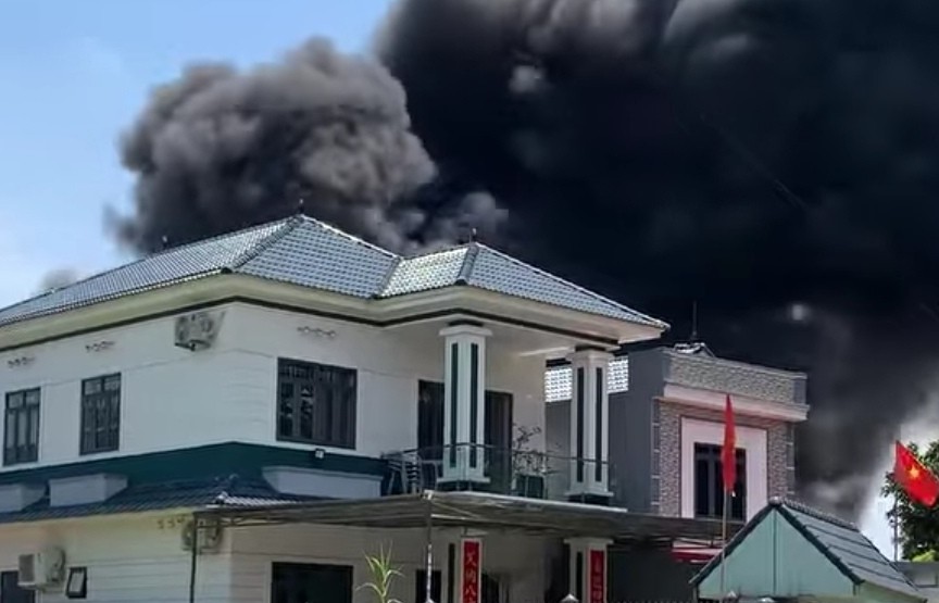 Cháy lớn giữa trưa ở Hải Phòng, khói đen bao trùm căn biệt thự