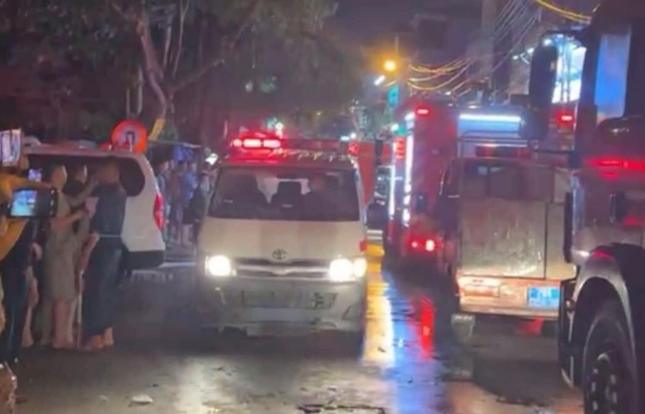 Cháy ở Hà Nội: Trẻ em mắc kẹt, xe cứu thương đưa nạn nhân ra ngoài