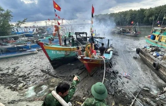 TP. Hồ Chí Minh: Cháy 3 tàu cá đang đậu ở biển Cần Giờ