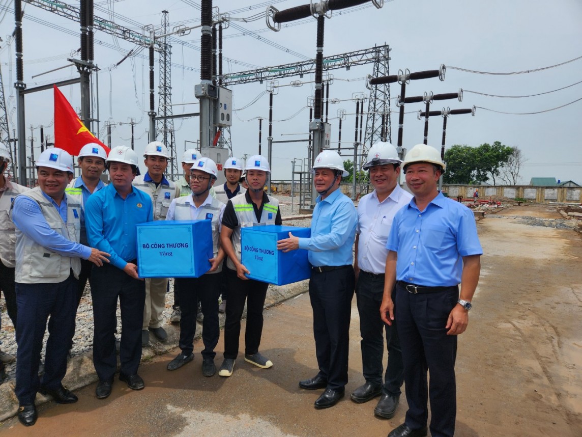 Những hình ảnh Bộ trưởng Bộ Công Thương trên công trường đường dây 500 kV mạch 3