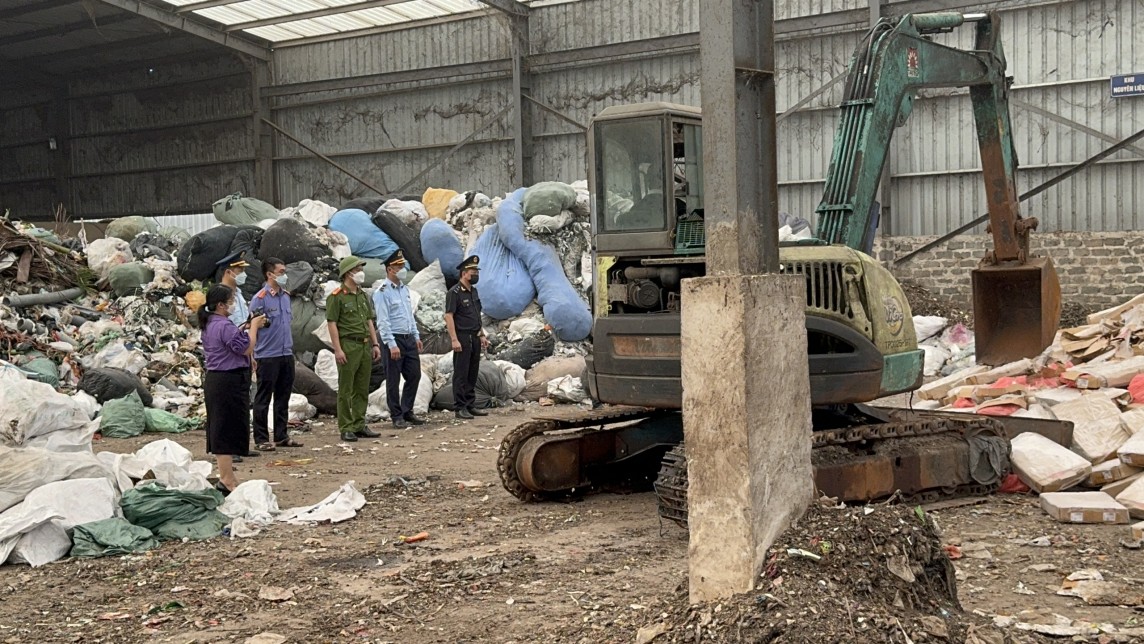 Quảng Ninh: Tiêu hủy gần 25 tấn chân gà đông lạnh không rõ nguồn gốc, xuất xứ