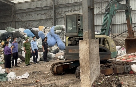 Quảng Ninh: Tiêu hủy gần 25 tấn chân gà đông lạnh không rõ nguồn gốc, xuất xứ
