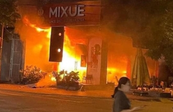 Hà Tĩnh: Cháy quán kem Mixue, lửa bùng đỏ rực cả góc trời