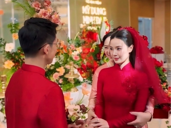 Diễn viên Midu diện áo dài đỏ tơ tằm trong lễ cưới với thiếu gia ngành nhựa