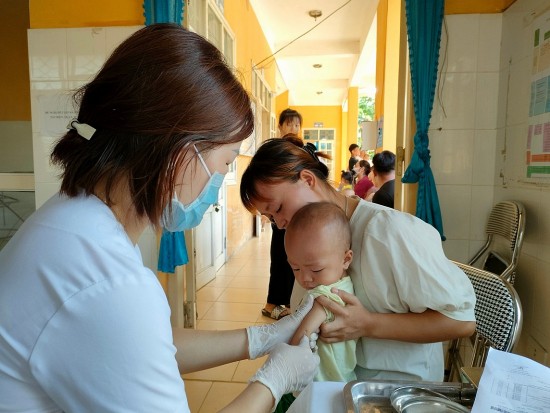 Lo ngại nguy cơ bệnh sởi lây lan trong cộng đồng: Chuyên gia khuyến cáo tiêm bù vaccine sởi cho trẻ