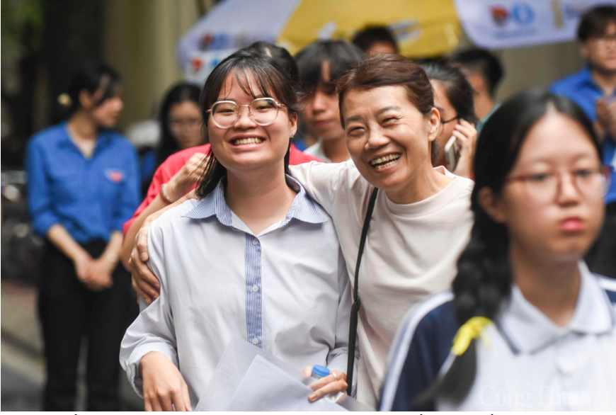 Nữ sinh phấn khởi cùng mẹ rời trường THPT Lê Quý Đôn - Đống Đa (Đống Đa, Hà Nội) sau khi hoàn tất bài thi Ngữ Văn.